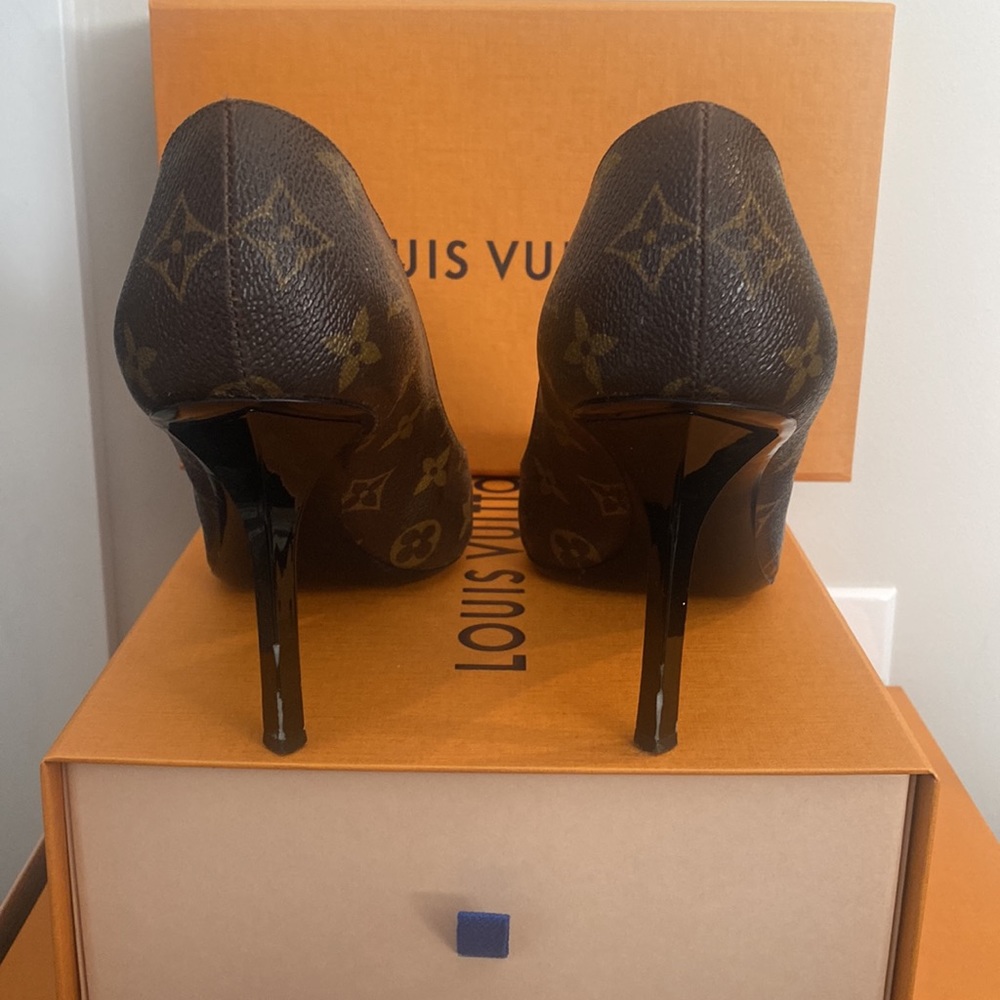 LOUIS VUITTON Monogram Canvas and Patent Leather Cap Toe Cherie pumps - Picture 6 of 6